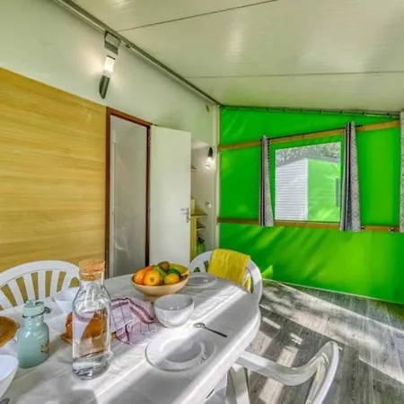 4 Etoiles - Piscine - Eebife *